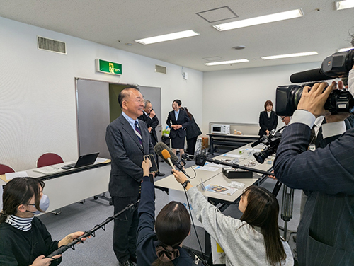 第15回鹿児島県新作観光土産品コンクール授賞式にてテレビのインタビューを受けました